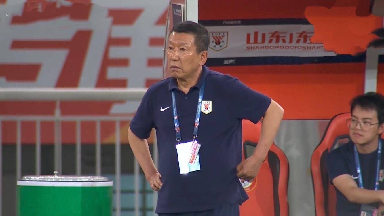 法国后卫拉克鲁瓦现年23岁，身高190cm。